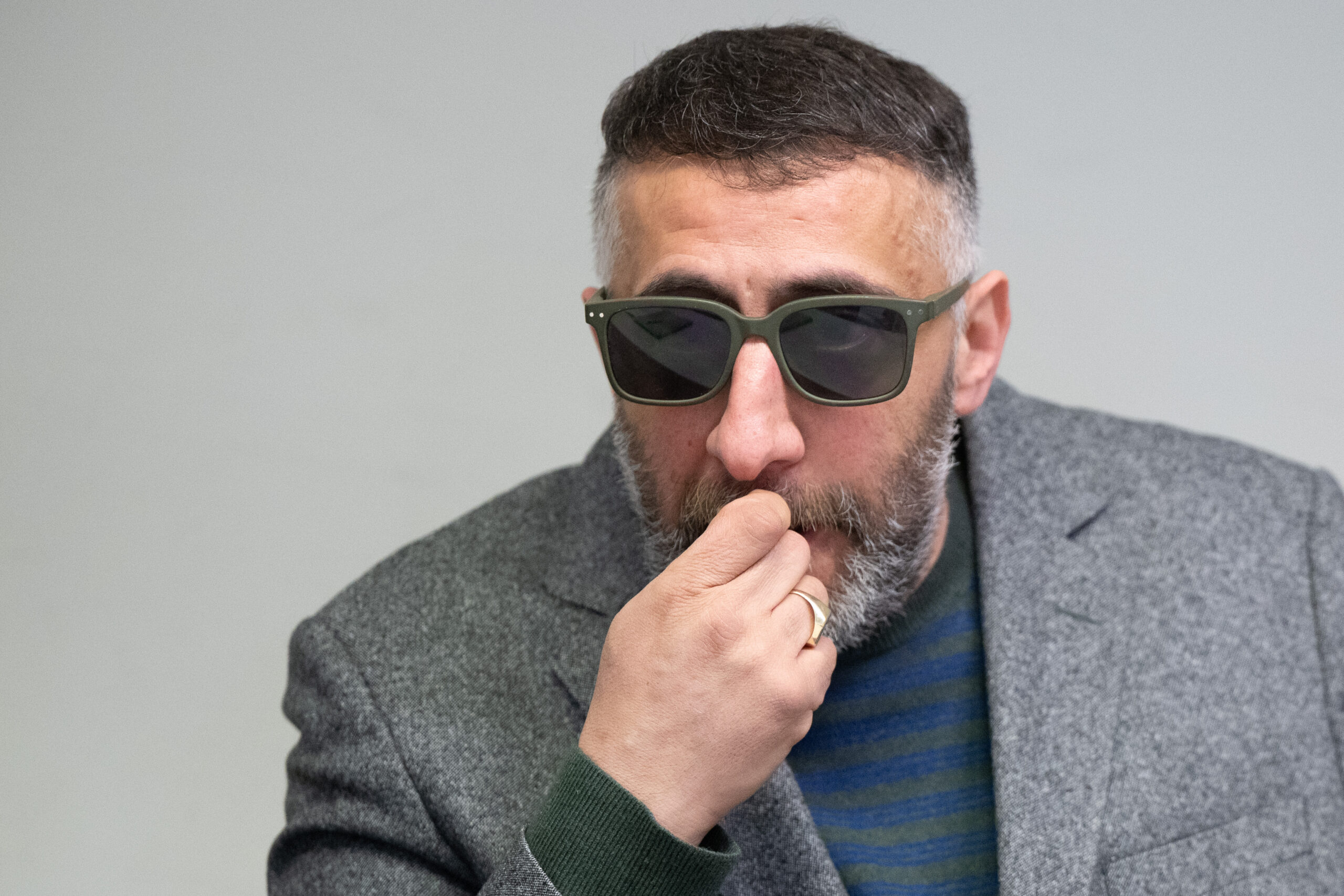 „4-Blocks“ Star Kida Khodr Ramadan vor Gericht. Er trägt eine Sonnenbrille.