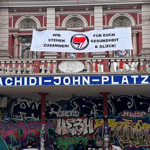 Das linksautonome Kulturzentrum „Rote Flora”. Mittig hängt ein Transparent mit einer Solidaritätsbekundung mit der RAF.