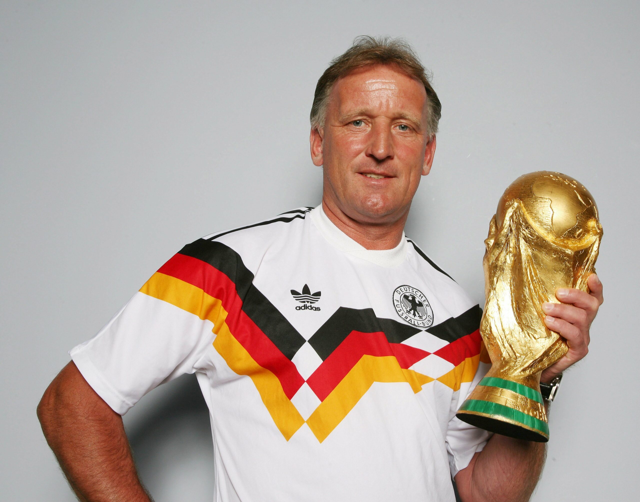 Andreas Brehme mit WM-Pokal