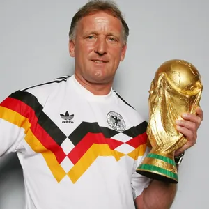 Andreas Brehme mit WM-Pokal