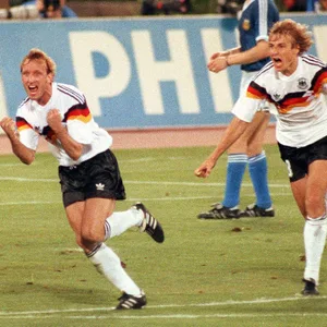 Andreas Brehme bejubelt sein Siegtor bei der WM 1990