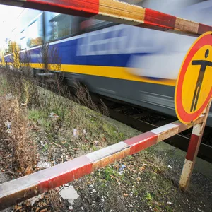 Ein Regionalzug fährt durch den Bahnhof in Bremen-Sebaldsbrück (Symbolbild).