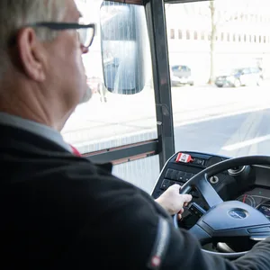 Auch in Hamburg gibt es überdurchschnittlich viele ältere Busfahrer. (Symbolbild)