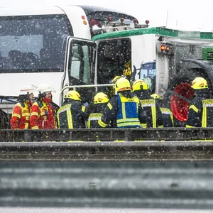 Der Fahrer des mit Traktoren beladenen Lkw wurde von der Feuerwehr befreit.