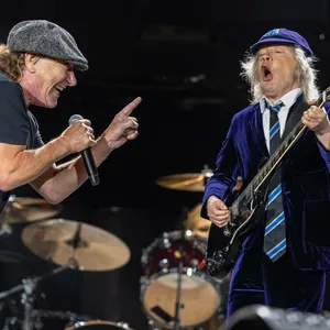 AC/DC mit Sänger Brian Johnson und Gitarrist Angus Young beim „Power Trip Music Festival“ in Kalifornien 2023.