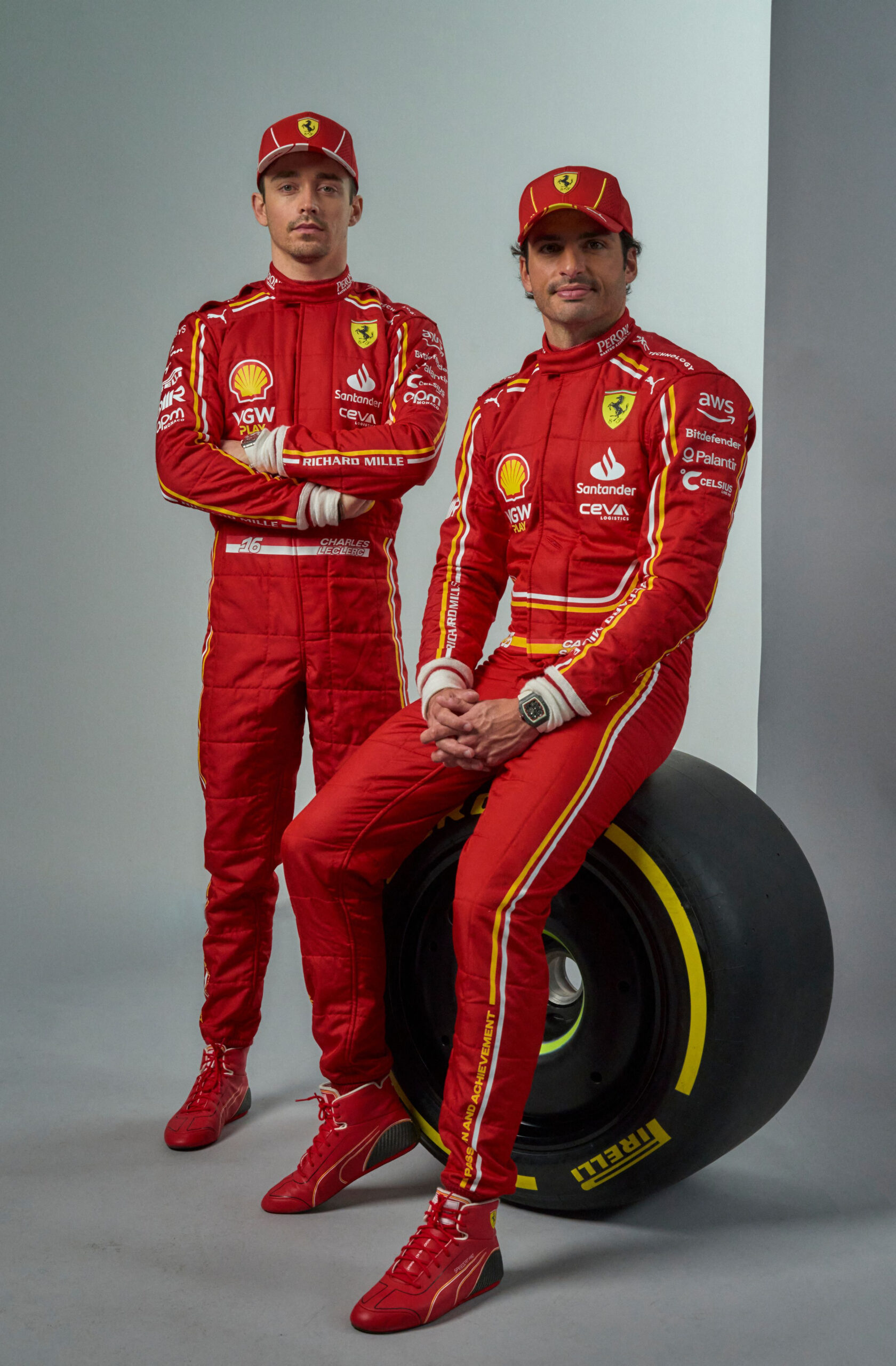 Charles Leclerc (l.) und Carlos Sainz präsentieren ihre neuen Rennanzüge.