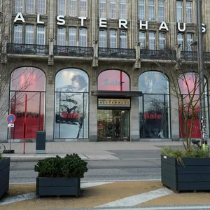 Die Insolvenz der KaDeWe-Gruppe zeigt sich bereits in leeren Regalen im Alsterhaus.