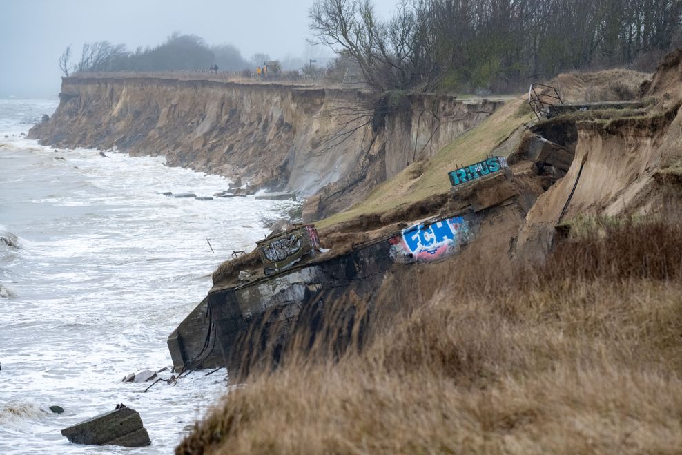 An der Steilküste zwischen den Ostseebädern Ahrenshoop und Wustrow in Mecklenburg-Vorpommern ist ein ehemaliger Überwachungsbunker der DDR-Streitkräfte abgerutscht.