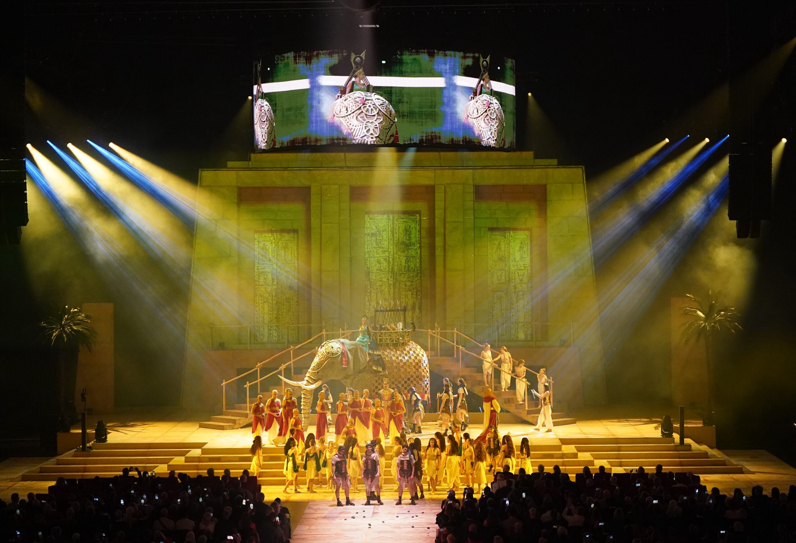 Klassik-Spektakel in XXL: Weltpremiere der neu inszenierten Arena-Oper „Aida“ in der Hamburger Barclays-Arena.