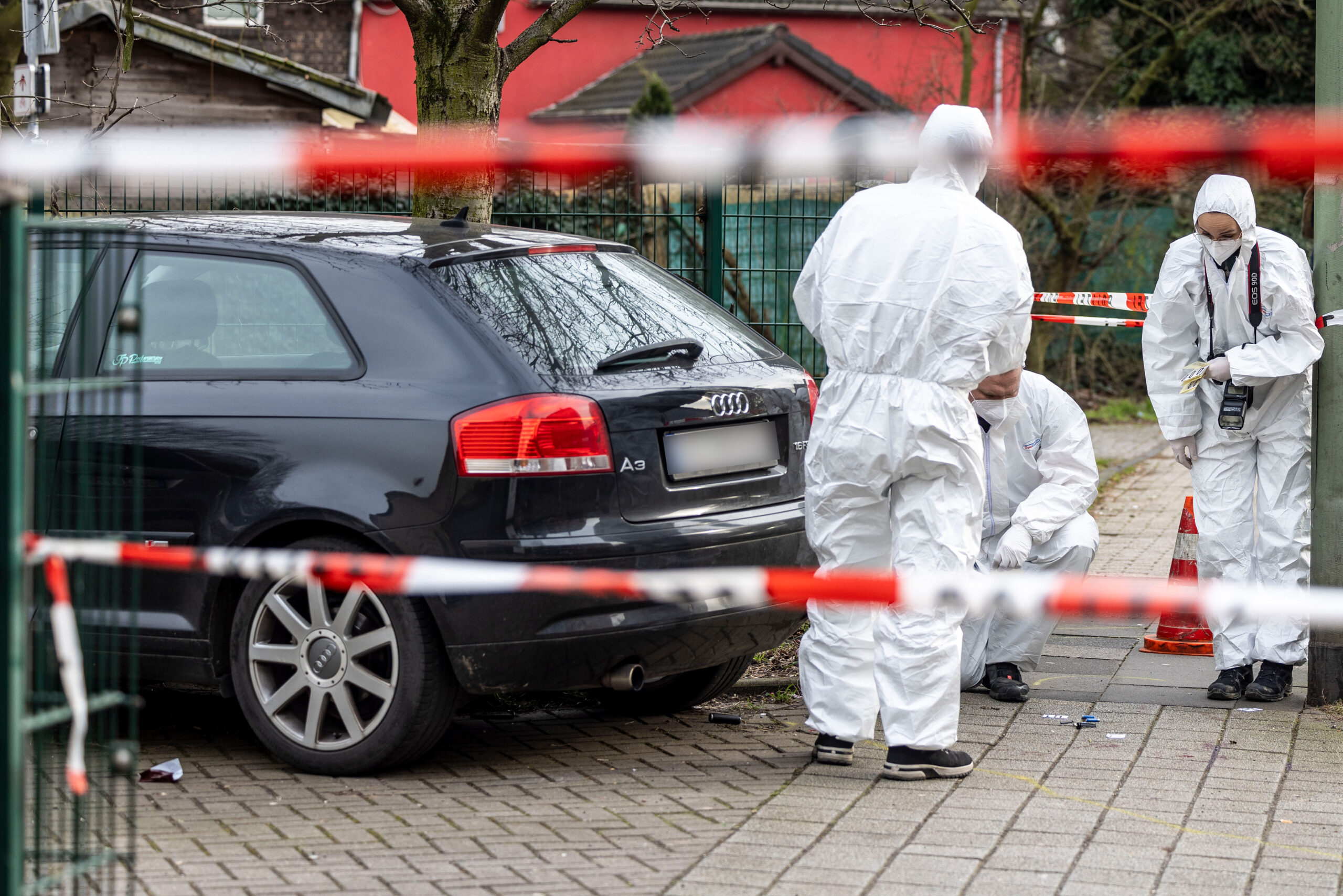 Beamte der Spurensicherung arbeiten am Tatort in Duisburg.