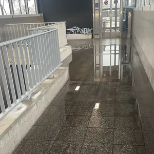 Der geschützte Bereich in der Station läuft bei Regen voll mit Wasser.