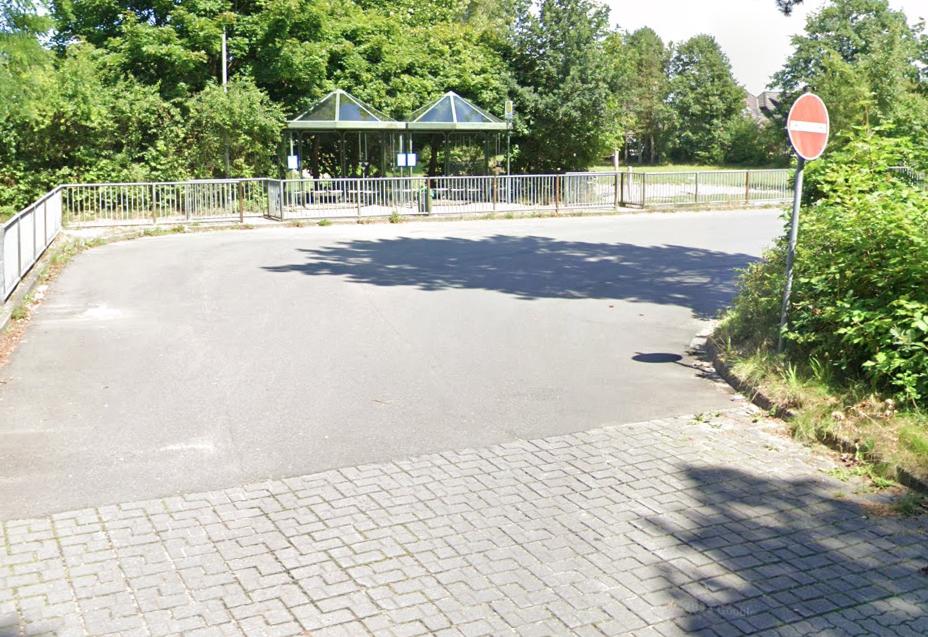 Zum Unfall kam es im Bereich der Bushaltestelle an der Nordholzer Schule an der Straße Nordweg (Archivbild).