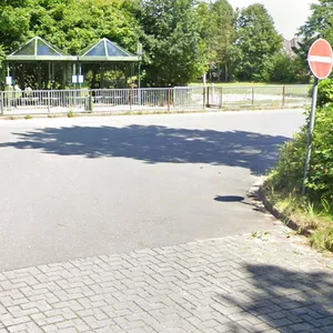 Zum Unfall kam es im Bereich der Bushaltestelle an der Nordholzer Schule an der Straße Nordweg (Archivbild).
