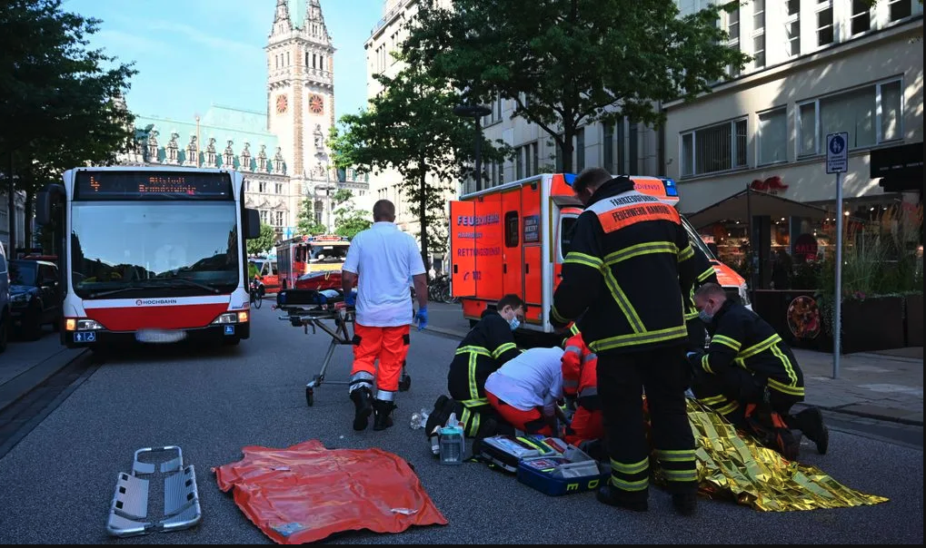 Helfer versorgen Unfallopfer auf der Mönckeberstraße