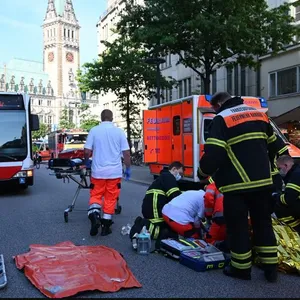 Helfer versorgen Unfallopfer auf der Mönckeberstraße