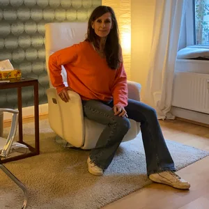 Claudia Krebs in ihrer Praxis für Hypnose und Homöopathie