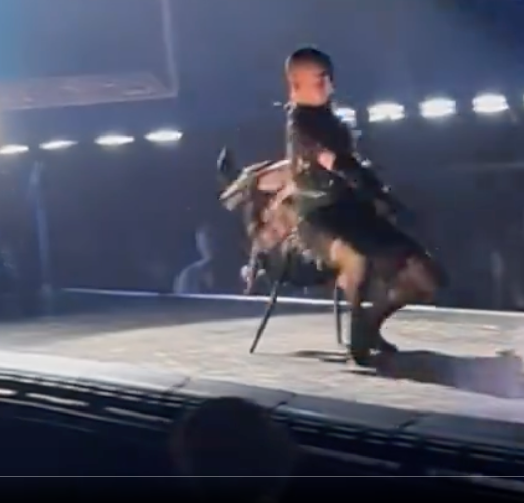 Madonna stürzt bei einem Konzert in Seattle, nachdem einer ihrer Tänzer das Gleichgewicht verloren hat.