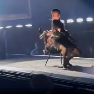 Madonna stürzt bei einem Konzert in Seattle, nachdem einer ihrer Tänzer das Gleichgewicht verloren hat.