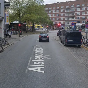 Die Alsterdorfer Straße im Bereich des Winterhuder Marktplatzes.