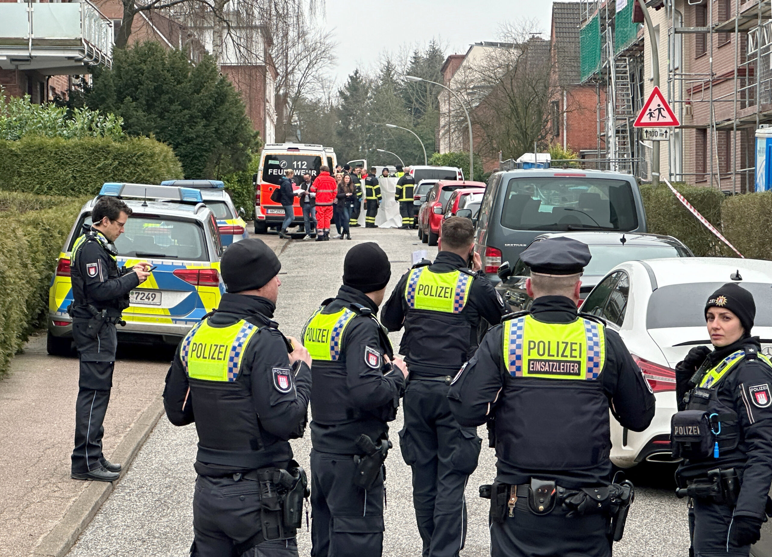 Polizei und Rettungsdienste am Tatort in Hamburg-Billstedt.