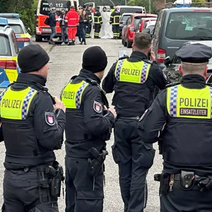 Polizei und Rettungsdienste am Tatort in Hamburg-Billstedt.