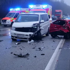 Schwerer Unfall auf A215 bei Kiel. Fünf Verletzte und jede menge Stau