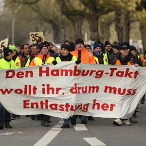 Die Mitarbeiter von Hochbahn und VHH demonstrieren in Hamburg.