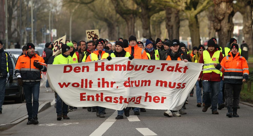 Die Mitarbeiter von Hochbahn und VHH demonstrieren in Hamburg.