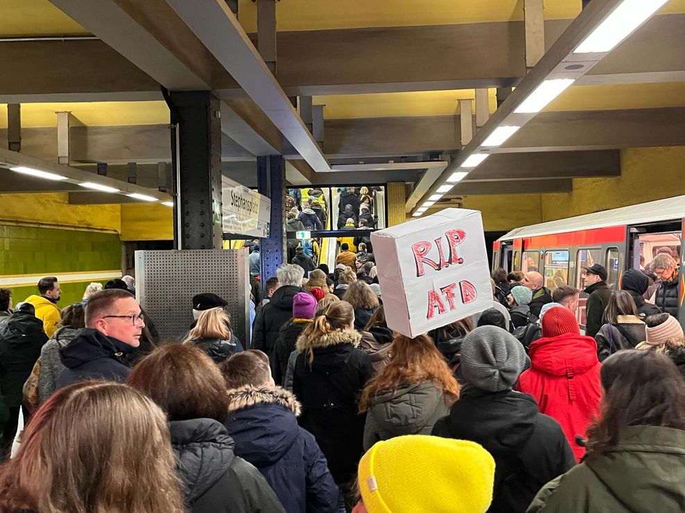 In der U-Bahn-Station Stephansplatz drängen sich die Menschen.
