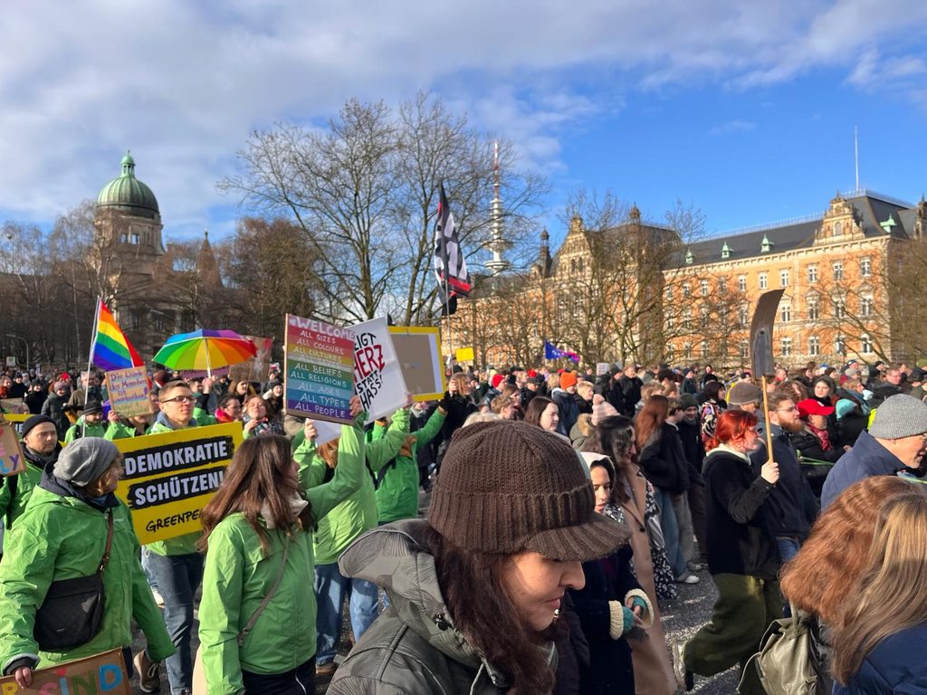 Über der Demo scheint wieder die Sonne.