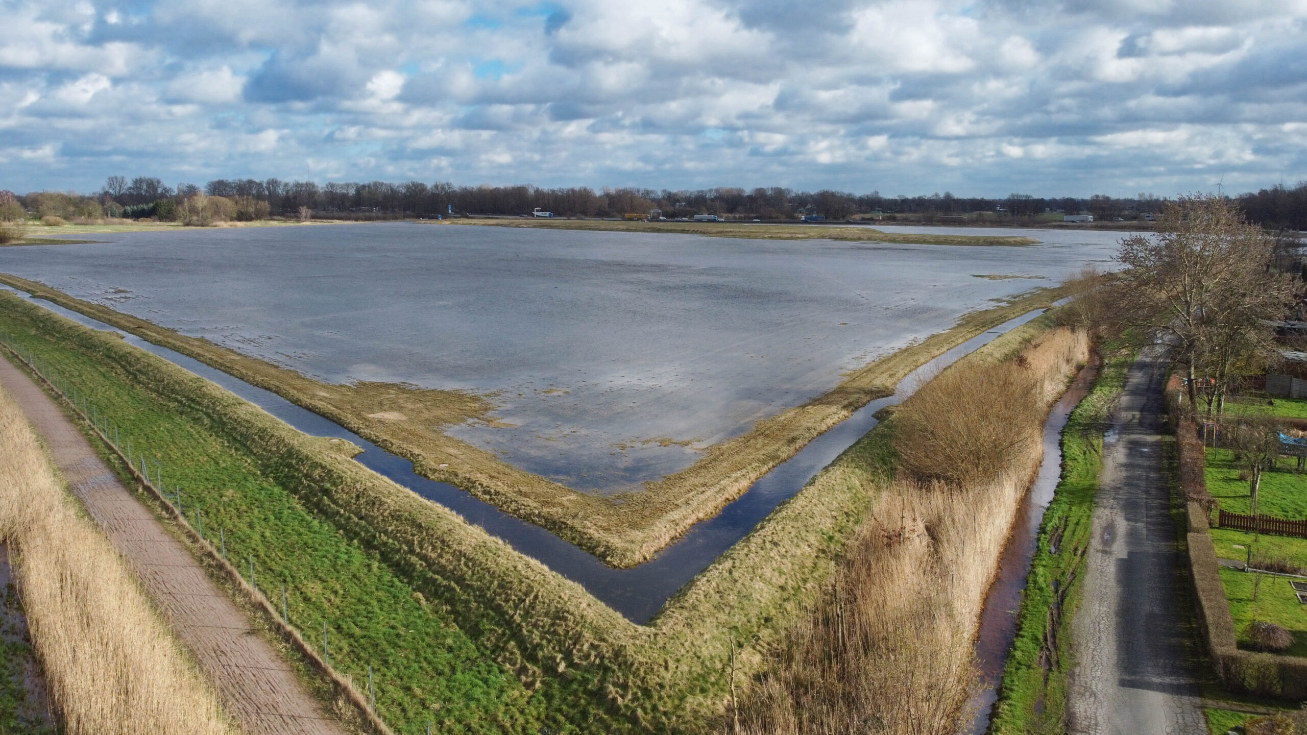 Kein quadratischer See, sondern die seit Jahren brachliegende Gewerbefläche Neuland 23 an der A1-Abfahrt Harburg.