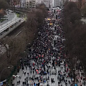 Zehntausende Menschen gehen in Hamburg gegen Rechtsextremismus auf die Straße.