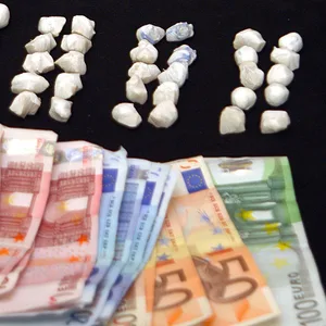 Geldscheine und Drogen, in Kügelchen verpackt (Symbolfoto)