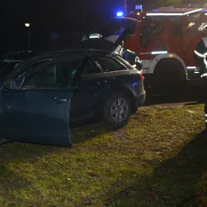 Der Audi krachte in Großhansdorf frontal gegen einen Baum.