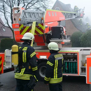 Feuerwehrfahrzeug vor Einfamilienhaus