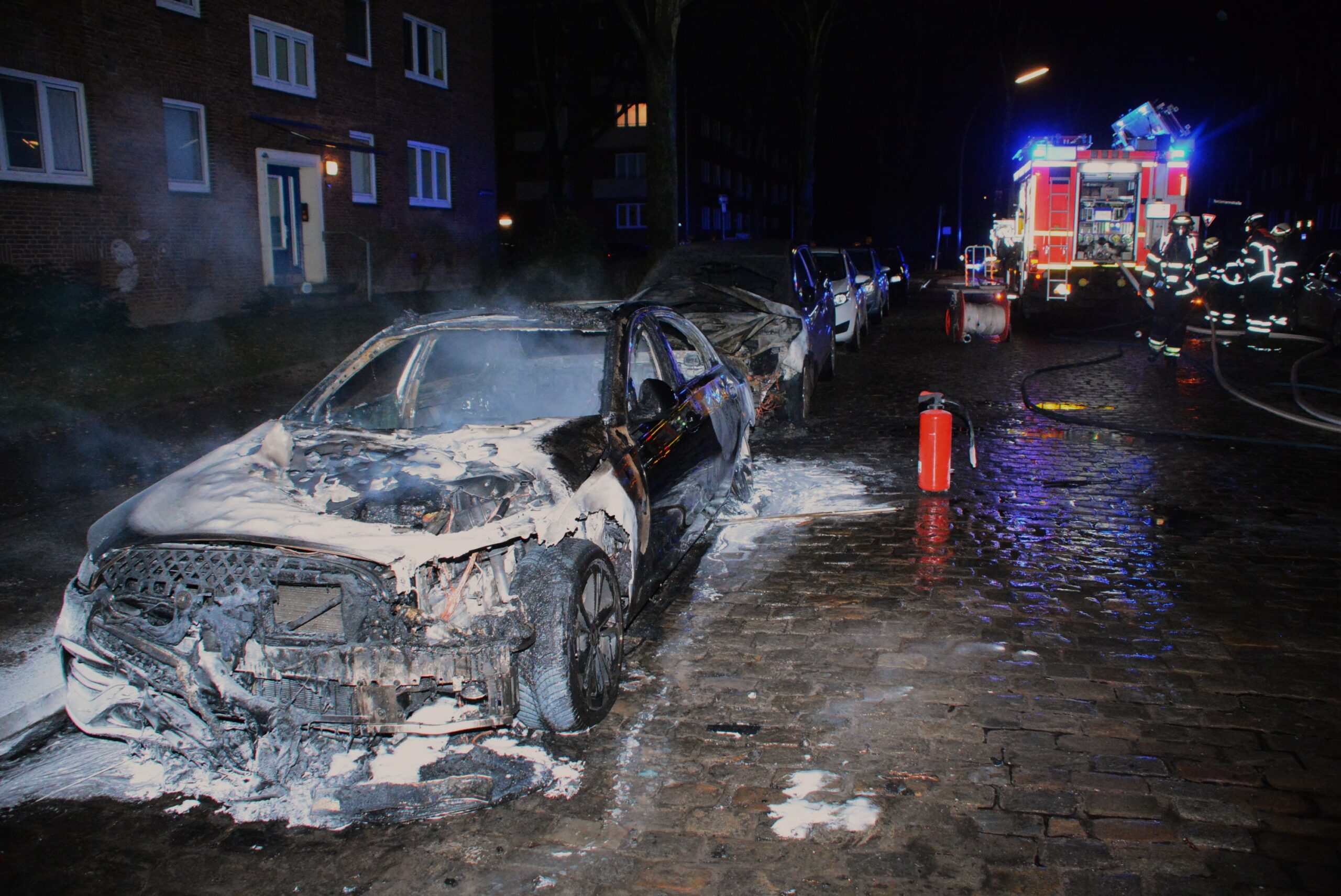 Ein Mercedes brannte in der Nacht zu Montag in Rothenburgsort.