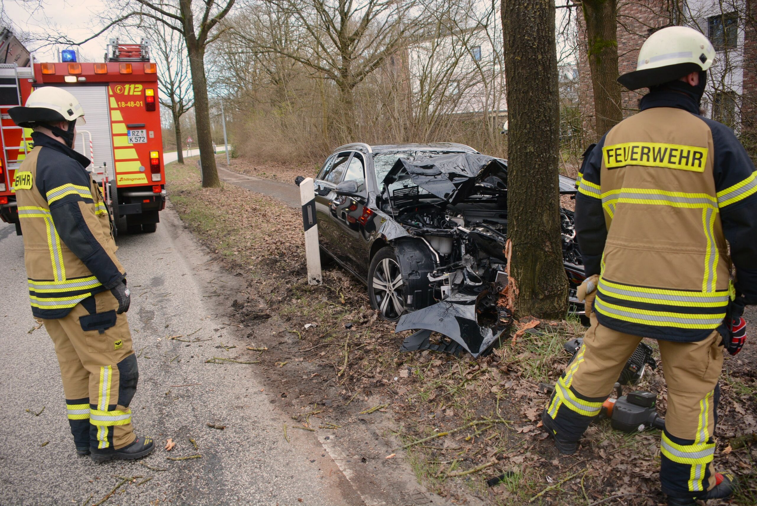 Der Mercedes wurde bei dem Unfall stark beschädigt.