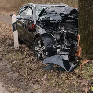 Der Mercedes wurde bei dem Unfall stark beschädigt.
