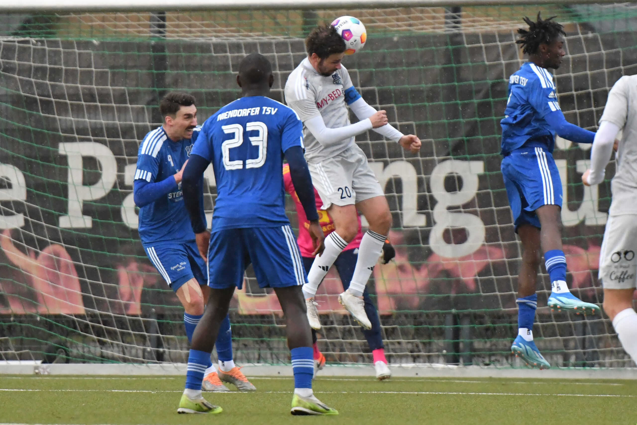 Martin Harnik köpft zum 2:0 für Dassendorf ein.