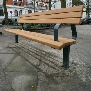 Die neue Sitzbank in Uhlenhorst, sie steht mitten auf einem sehr breiten Gehweg.