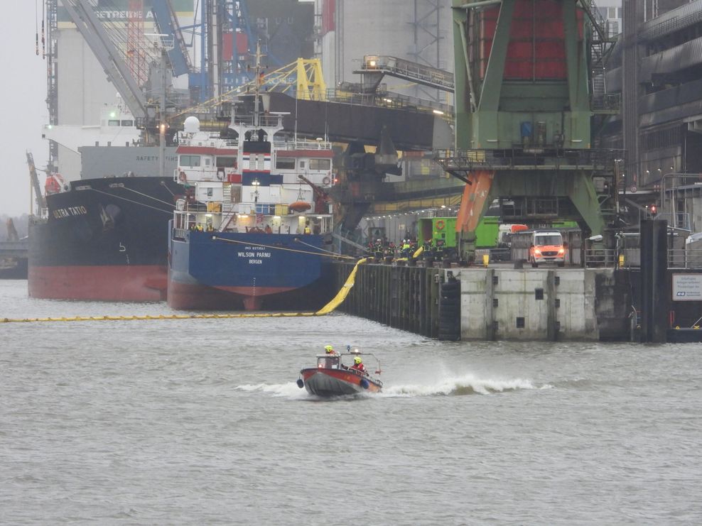 Großeinsatz für die Feuerwehr im Hafen: Am Morgen ist ein rund 80 Meter langes Binnenschiff am Kalikai gesunken.