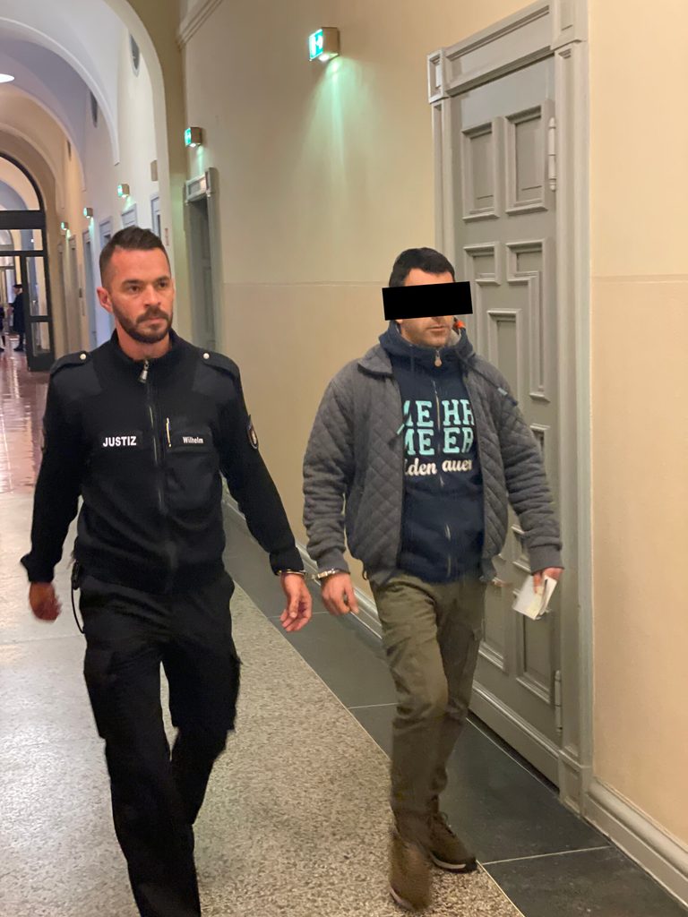 Fadil A. wird ins Gericht gebracht (Archivbild).