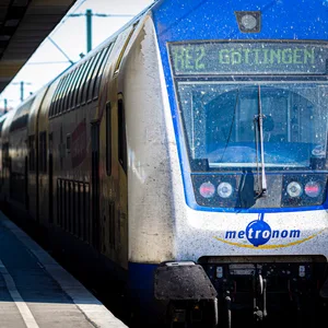 Ein Metronom mit Fahrtziel Göttingen steht im Hauptbahnhof Hannover.
