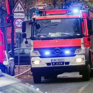 Flammen in Wohnuung in Eidelstedt gemeldet – Feuerwehr rückt mit Großaufgebot an und staunt