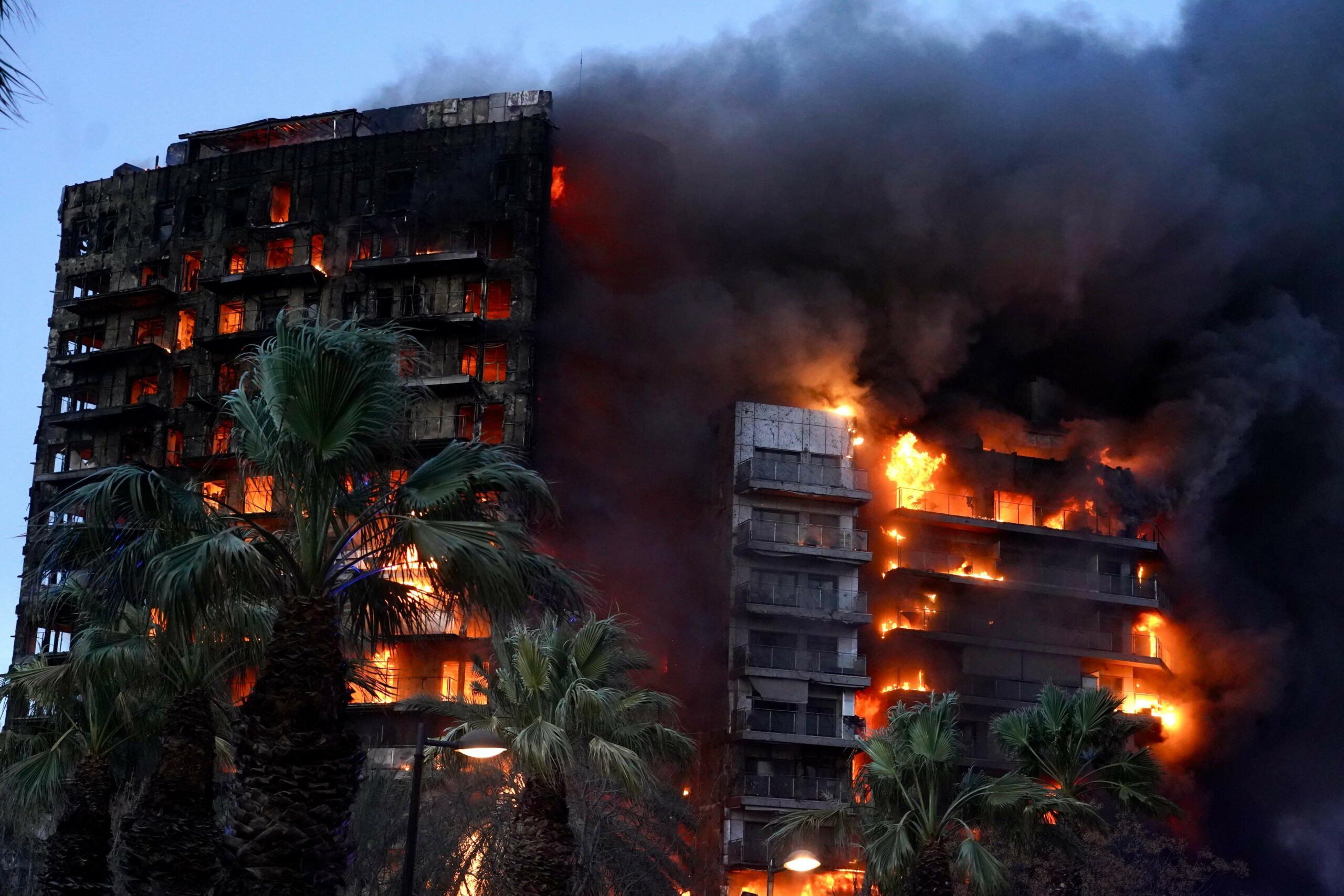 Ein Hochhaus in Valencia steht vom Erdgeschoss bis zum Dach in Flammen.