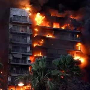 Ein Hochhaus in Valencia steht vom Erdgeschoss bis zum Dach in Flammen.