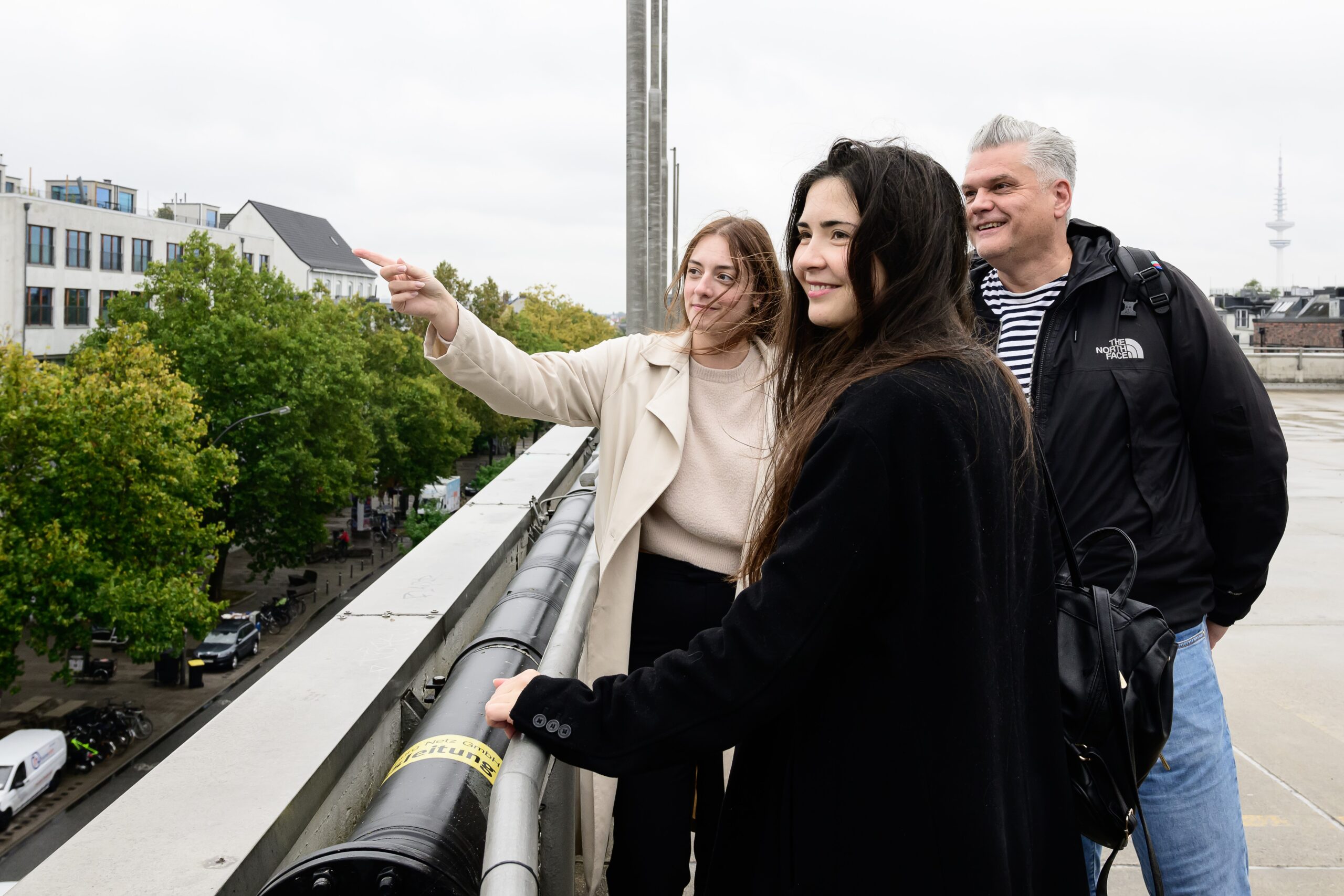 Janet Klawitter, Daria Sankina und Heiner Wolfram (v.l.) von Obenstadt wollen Hamburg aufs Dach bringen.