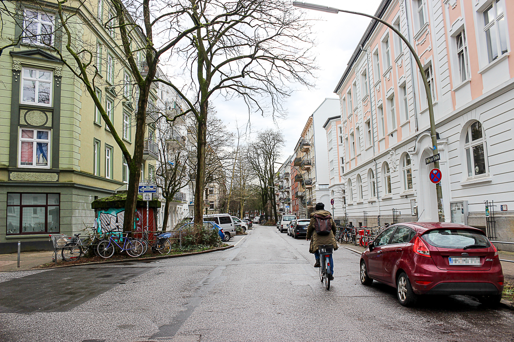 Die Rellinger Straße soll in Höhe der Grundschule eine Durchfahrtsperre für Autos erhalten.