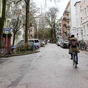 Die Rellinger Straße soll in Höhe der Grundschule eine Durchfahrtsperre für Autos erhalten.
