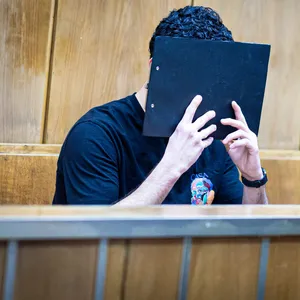 Der Angeklagte im Gerichtssaal (Foto vom 5. Februar 2024).